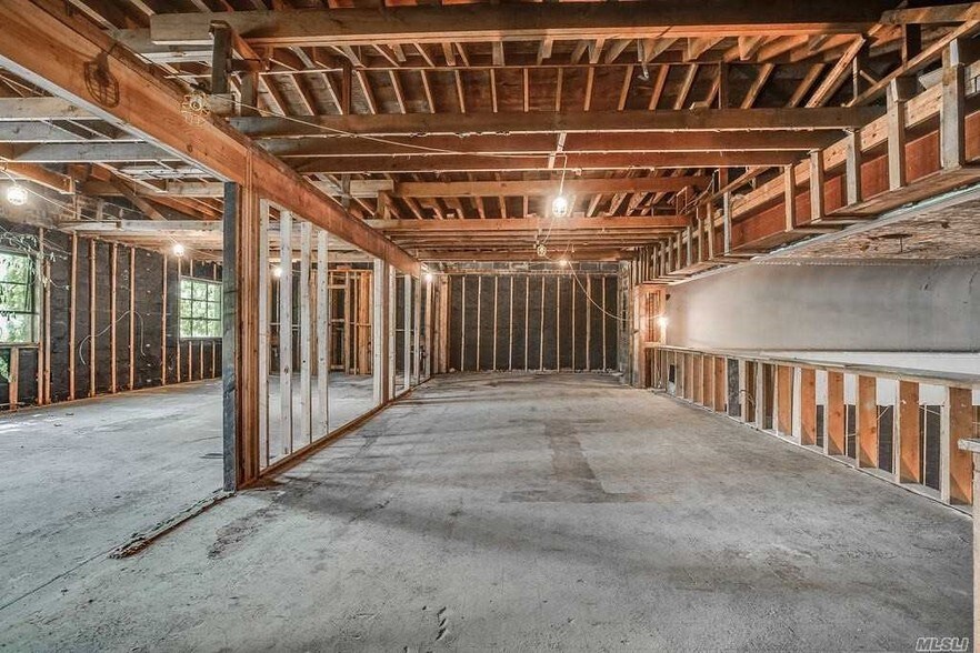 More Photos Of 147 S Wellwood Ave, Lindenhurst Restaurant For Sale