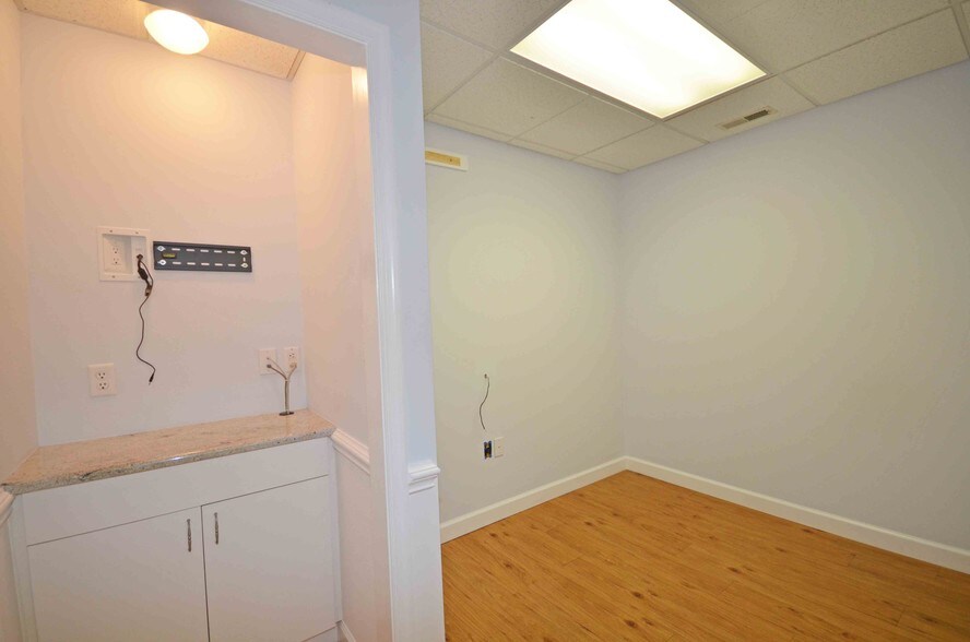 More Photos Of 556 Cynwood Dr, Easton Medical For Lease