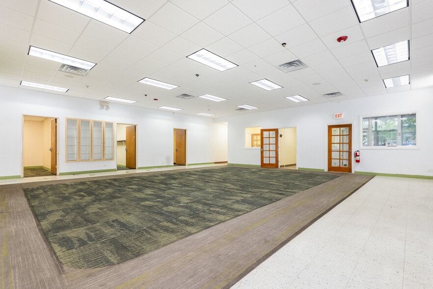 More Photos Of 7541 N Western Ave, Chicago Office For Sale