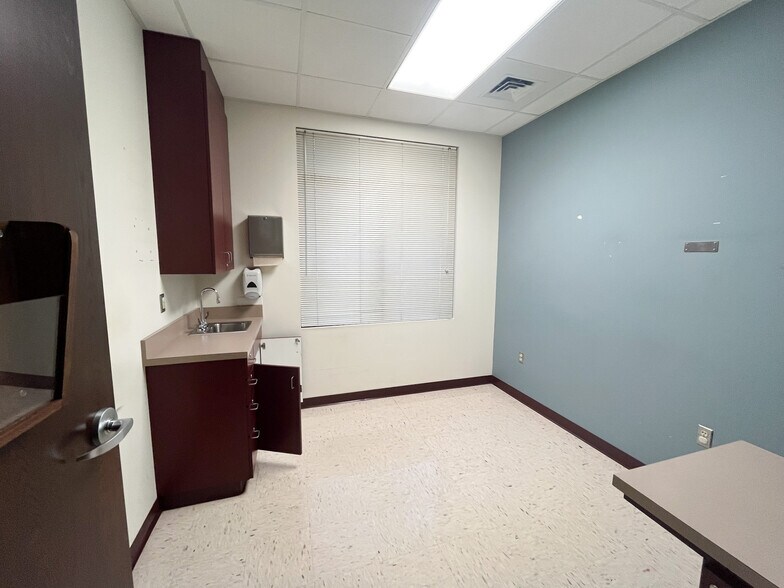 More Photos Of 820 S Illinois Ave, Republic Medical For Lease