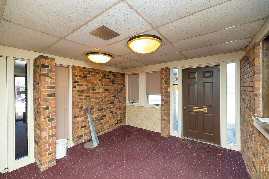 More Photos Of 504 N Poplar St, Peabody Medical For Sale