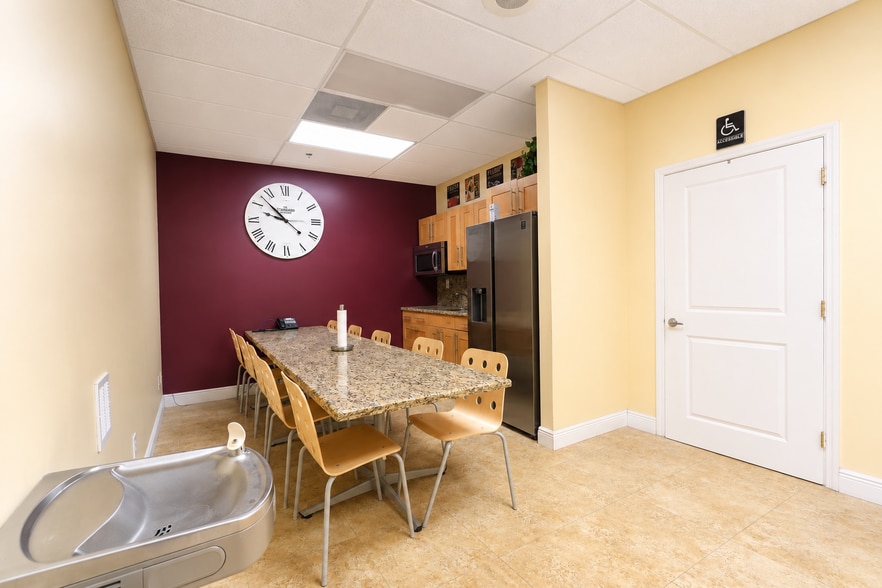 More Photos Of 20841 Johnson St, Pembroke Pines Warehouse For Lease