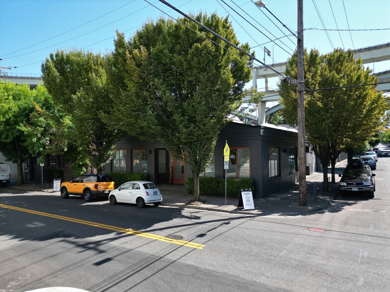 More Photos Of 1632 NW Thurman St, Portland Showroom For Sale