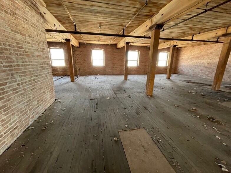 More Photos Of 1929 W 43rd St, Chicago Warehouse For Sale