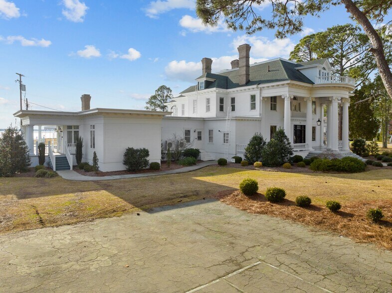 More Photos Of 738 E Main St, Belhaven Hotel For Sale