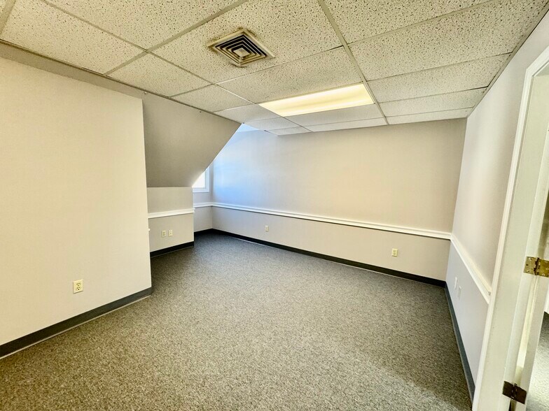 More Photos Of 567-575 E Main Rd, Middletown Freestanding For Lease