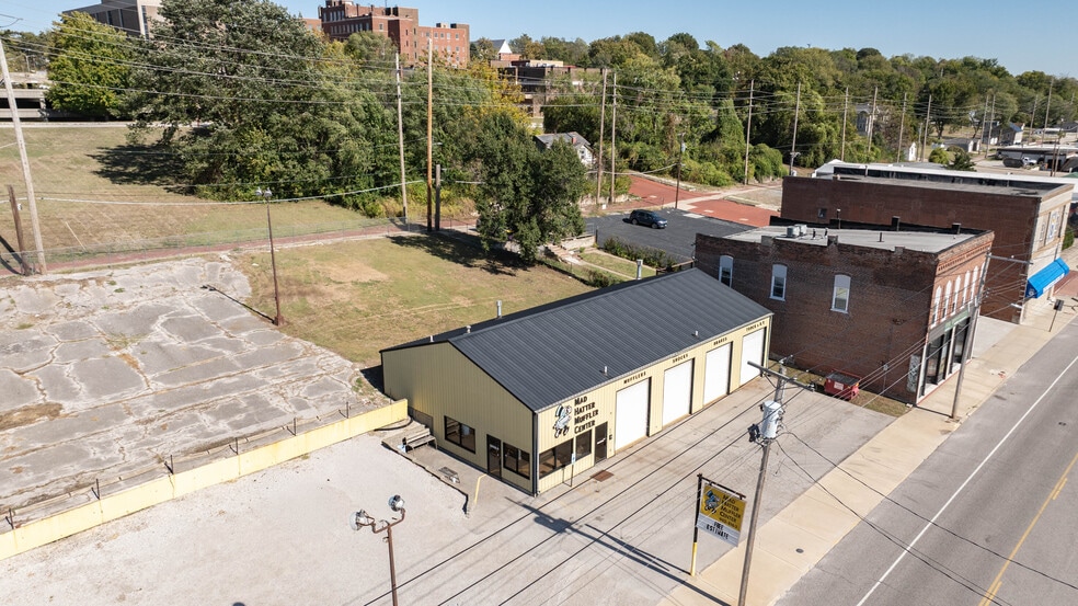 More Photos Of 808 E Broadway, Alton Specialty For Sale