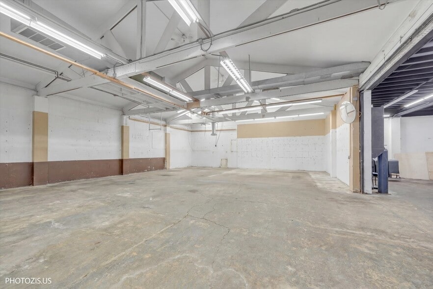 More Photos Of 122 W Northwest Hwy, Barrington Freestanding For Sale