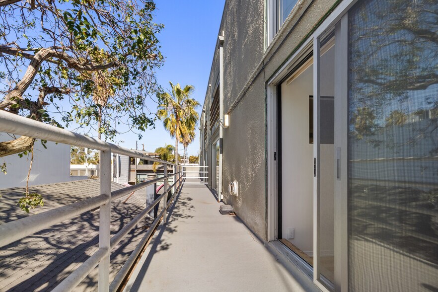 More Photos Of 1350-1352 Abbot Kinney Blvd, Venice Loft Creative Space For Lease