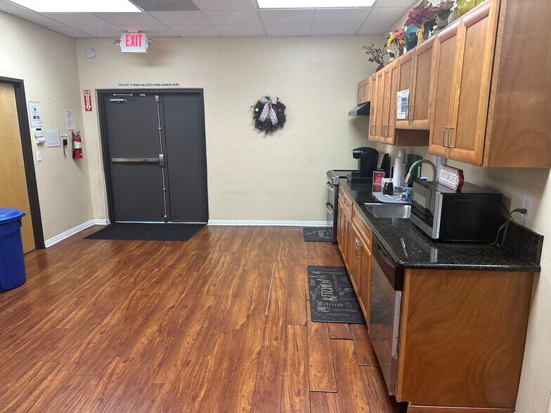 More Photos Of 16605 Sherman Way, Van Nuys Freestanding For Lease