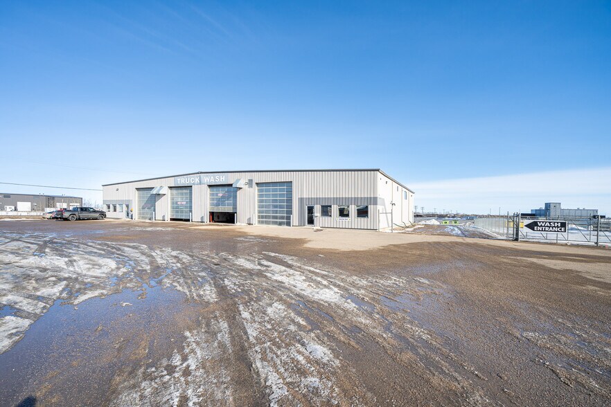 More Photos Of 4807 40 Av, Lloydminster Warehouse For Lease