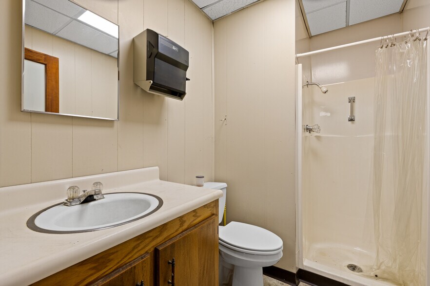 More Photos Of 3698 E Marshall Ave, Longview Warehouse For Lease