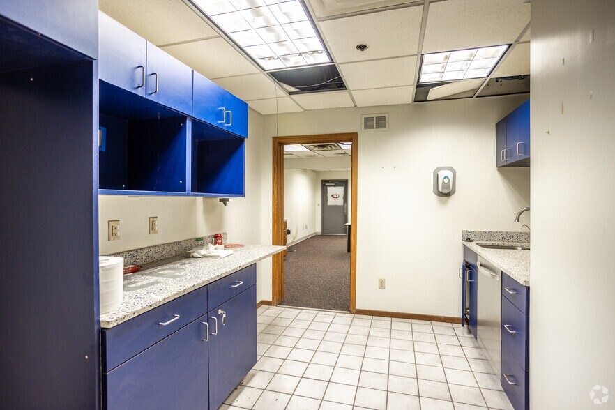 More Photos Of 1800 Hull Ave, Des Moines Manufacturing For Lease