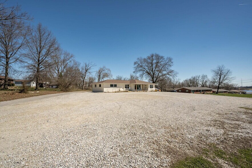 More Photos Of 302 S Lincoln Dr, Troy Office For Lease