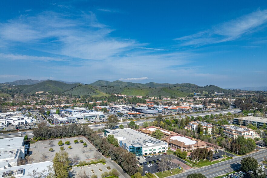 More Photos Of 2475 Townsgate Rd, Westlake Village Office For Lease