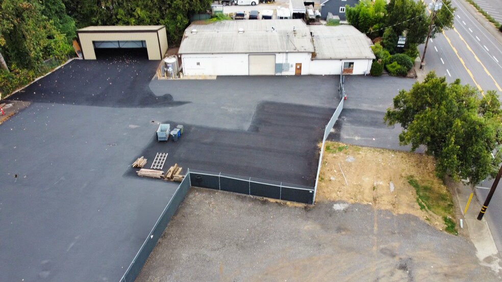 More Photos Of 5650 NE Columbia Blvd, Portland Unknown For Lease