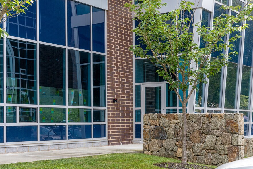 More Photos Of 51 Dunham Rd, Beverly Office For Lease