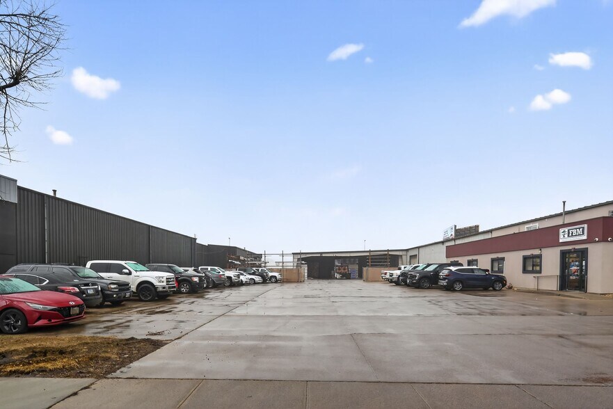 More Photos Of 2605 & 2609 S Carolyn Ave, Sioux Falls Industrial For Lease