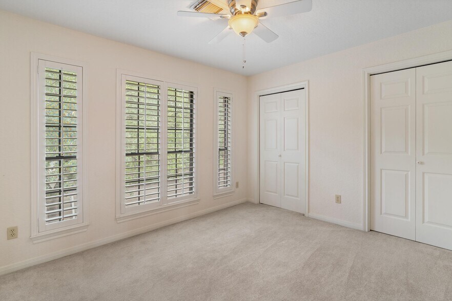 More Photos Of 124 Lake Point Dr, League City Specialty For Sale