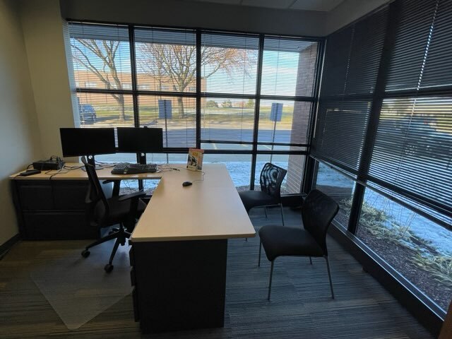 More Photos Of 11001-11071 Aurora Ave, Urbandale Flex For Lease