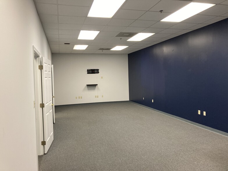 More Photos Of 360 Steel Way, Lancaster Warehouse For Lease