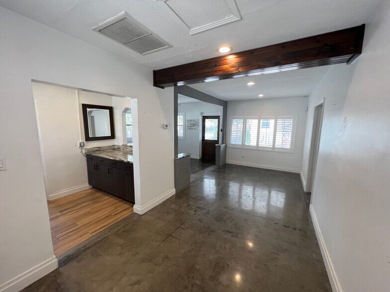 More Photos Of 2323 W Aileen St, Tampa General Retail For Lease