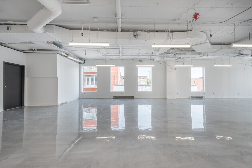 More Photos Of 25 Av Mozart E, Montréal Office For Lease