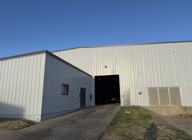 More Photos Of 300 E 39th St, Hastings Distribution For Lease