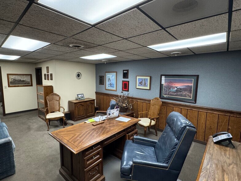 More Photos Of 4200 Shawnee Dr, Kansas City Manufacturing For Lease