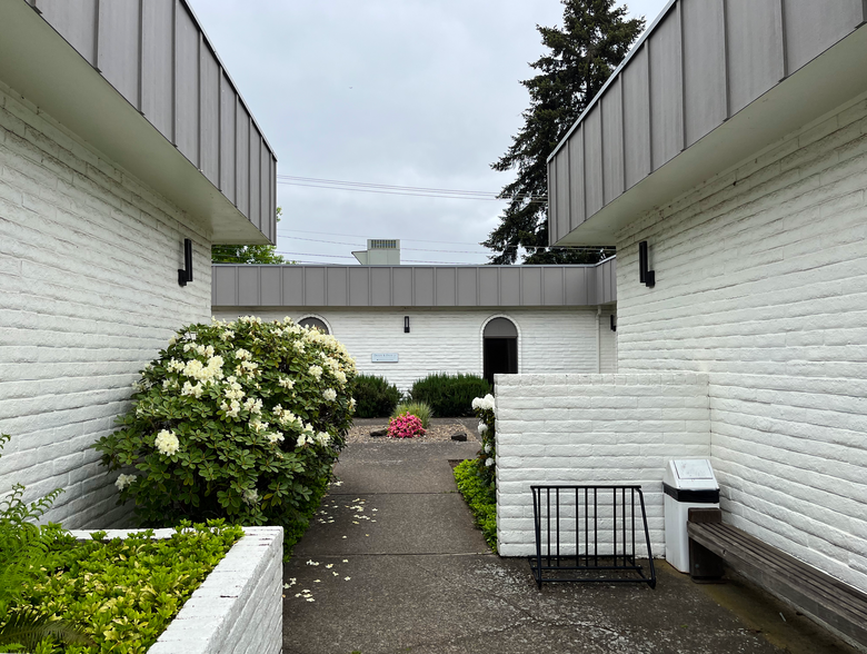 More Photos Of 72A Centennial Loop, Eugene Office For Lease