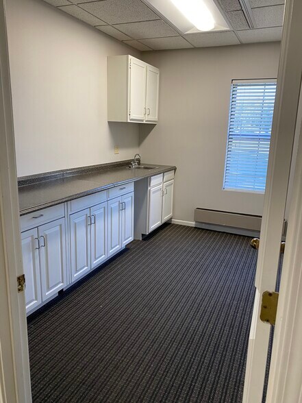 More Photos Of 4444 N Belleview Ave, Kansas City Unknown For Lease