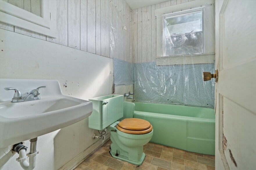 More Photos Of 1403 Crockett St, Lufkin Office Residential For Sale