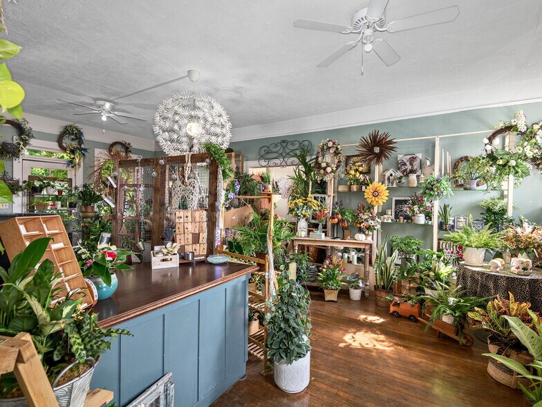 More Photos Of 104 Clairmont Dr, Hendersonville Storefront For Sale