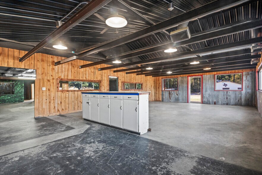 More Photos Of 802 E Main St, Omaha Flex For Sale