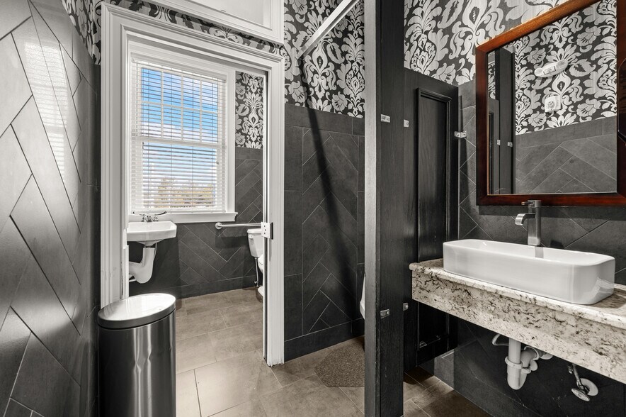 More Photos Of 655 2nd Ave S, Saint Petersburg Restaurant For Sale