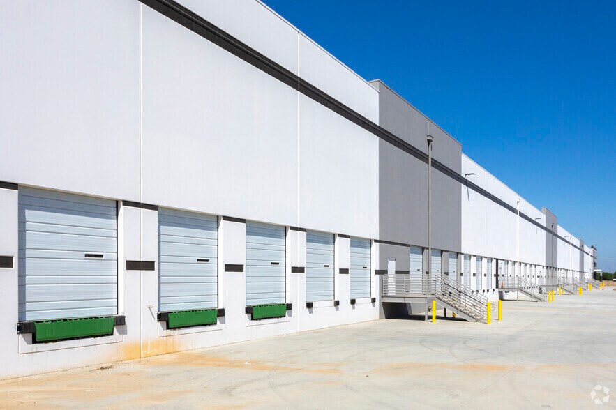 More Photos Of 8115 W Riggin Rd, Visalia Warehouse For Lease