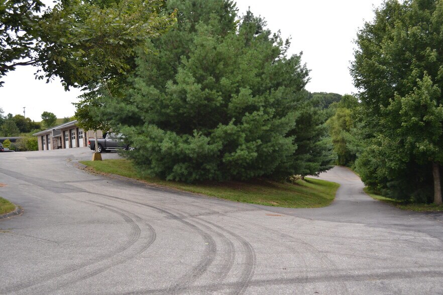 More Photos Of 4028 Hanover Pike, Manchester Auto Repair For Sale
