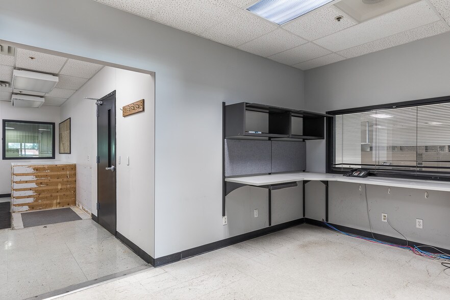 More Photos Of 1202 Thomas Beck Rd, Des Moines Flex For Lease