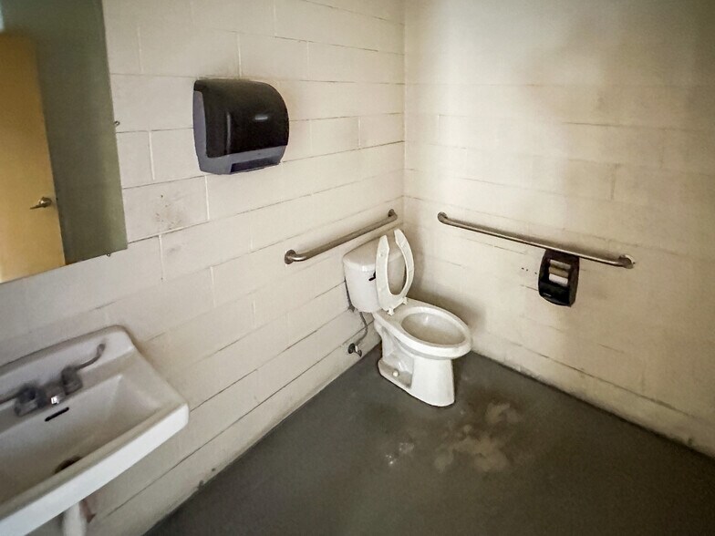 More Photos Of 801 Pendale Rd, El Paso Distribution For Sale