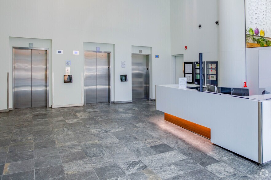 More Photos Of 555-579 Robson St, Vancouver Office For Lease