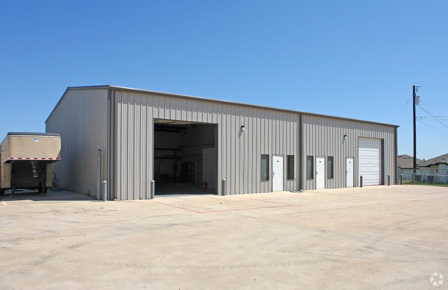 More Photos Of 629 W Front St, Hutto Warehouse For Lease
