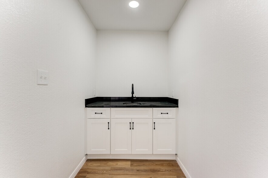 More Photos Of 10215 Papalote St, Houston Showroom For Sale