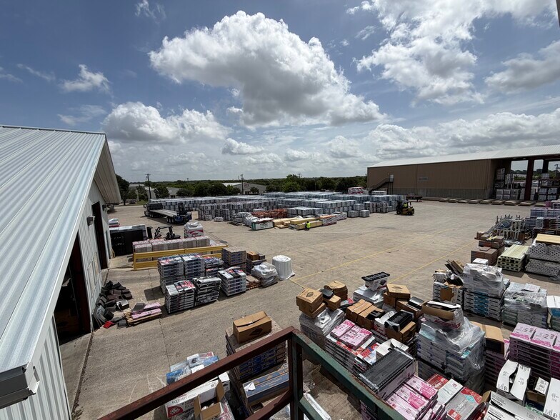 More Photos Of 1821 Central Commerce Ct, Round Rock Unknown For Lease