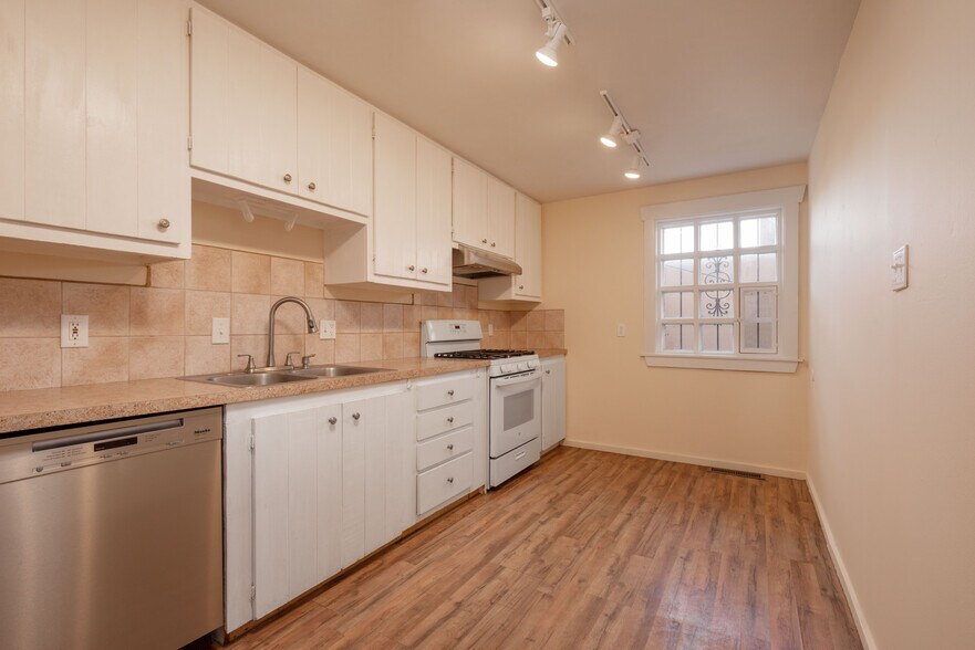 More Photos Of 1400 Maclovia Ln, Santa Fe Office Residential For Sale