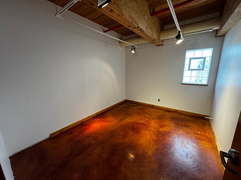 More Photos Of 1540 Hannah Ave, Forest Park Light Distribution For Sale