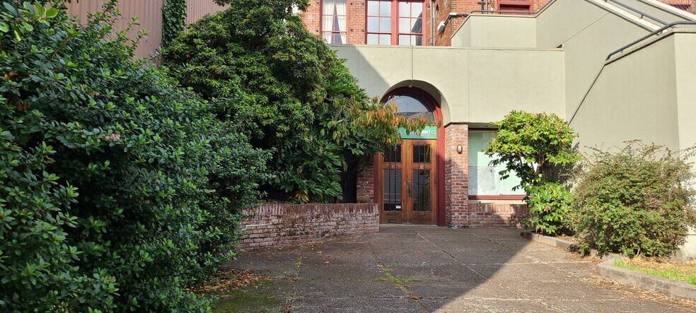 More Photos Of 240 Commercial St NE, Salem General Retail For Sale