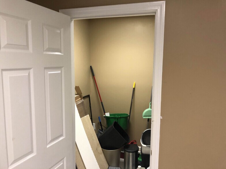 More Photos Of 2016 N Westwood Blvd, Poplar Bluff Freestanding For Sale