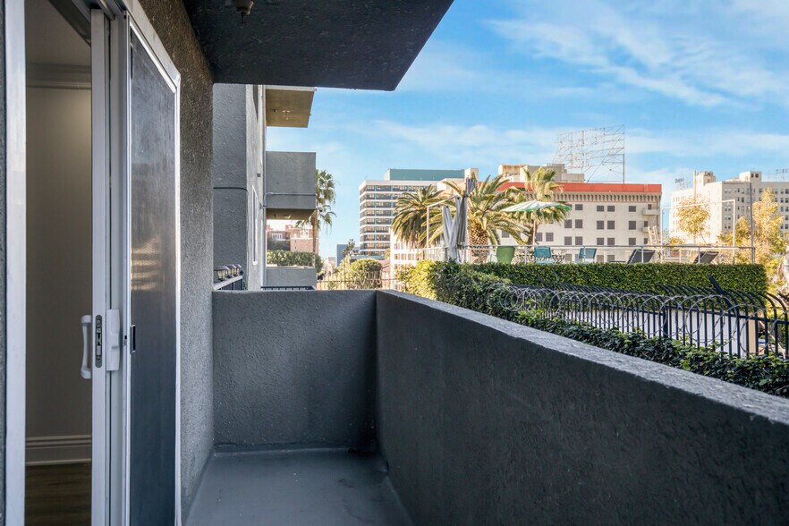 More Photos Of 511 S Carondelet St, Los Angeles Apartments For Sale