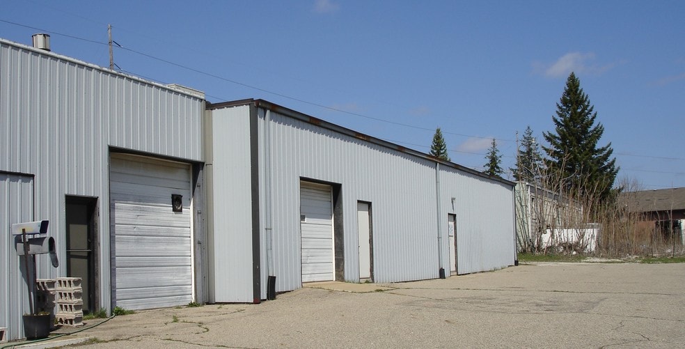 More Photos Of 1422-1434 Lake Lansing Rd, Lansing Warehouse For Lease
