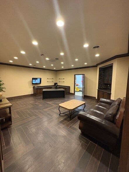 More Photos Of 4501-4503 W Lake St, Melrose Park Freestanding For Lease